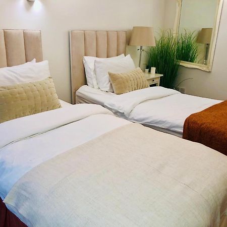 Contemporary Large Apartment In An Ideal Location 바스 외부 사진
