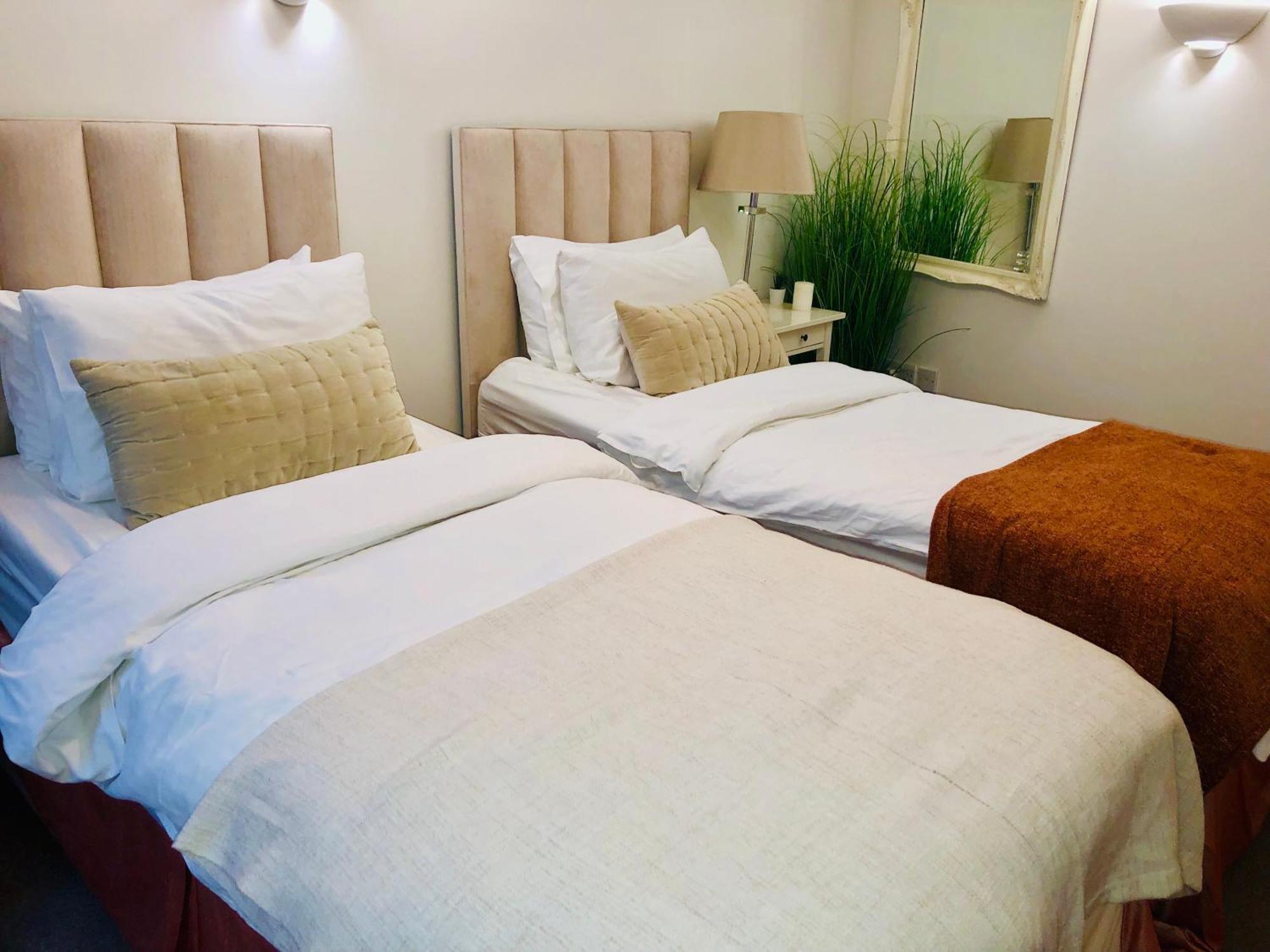 Contemporary Large Apartment In An Ideal Location 바스 외부 사진