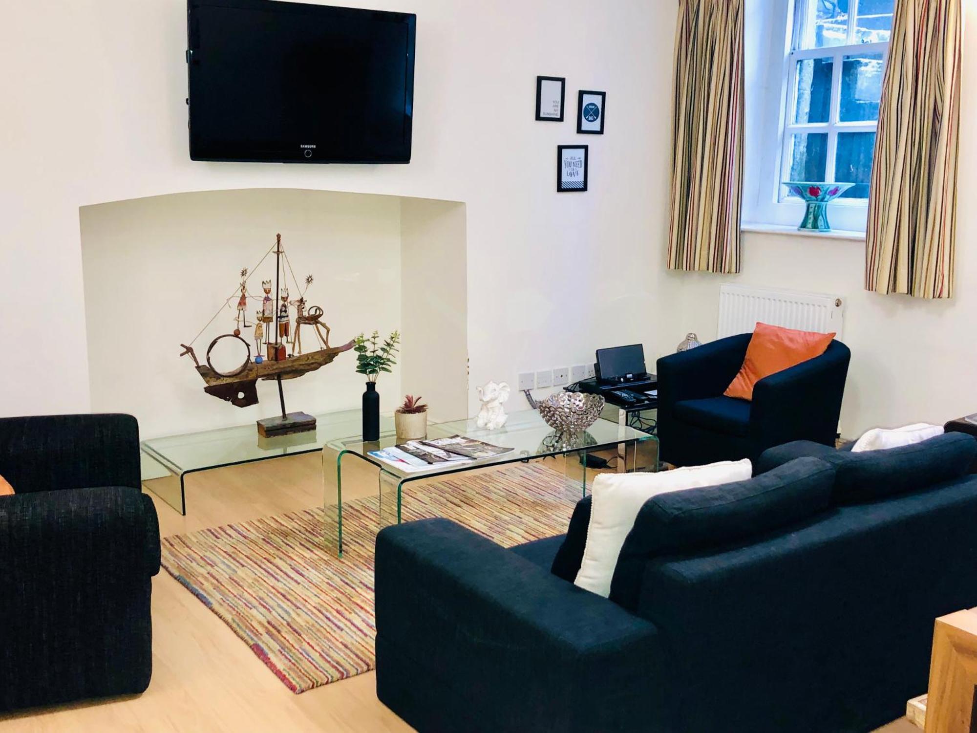 Contemporary Large Apartment In An Ideal Location 바스 외부 사진