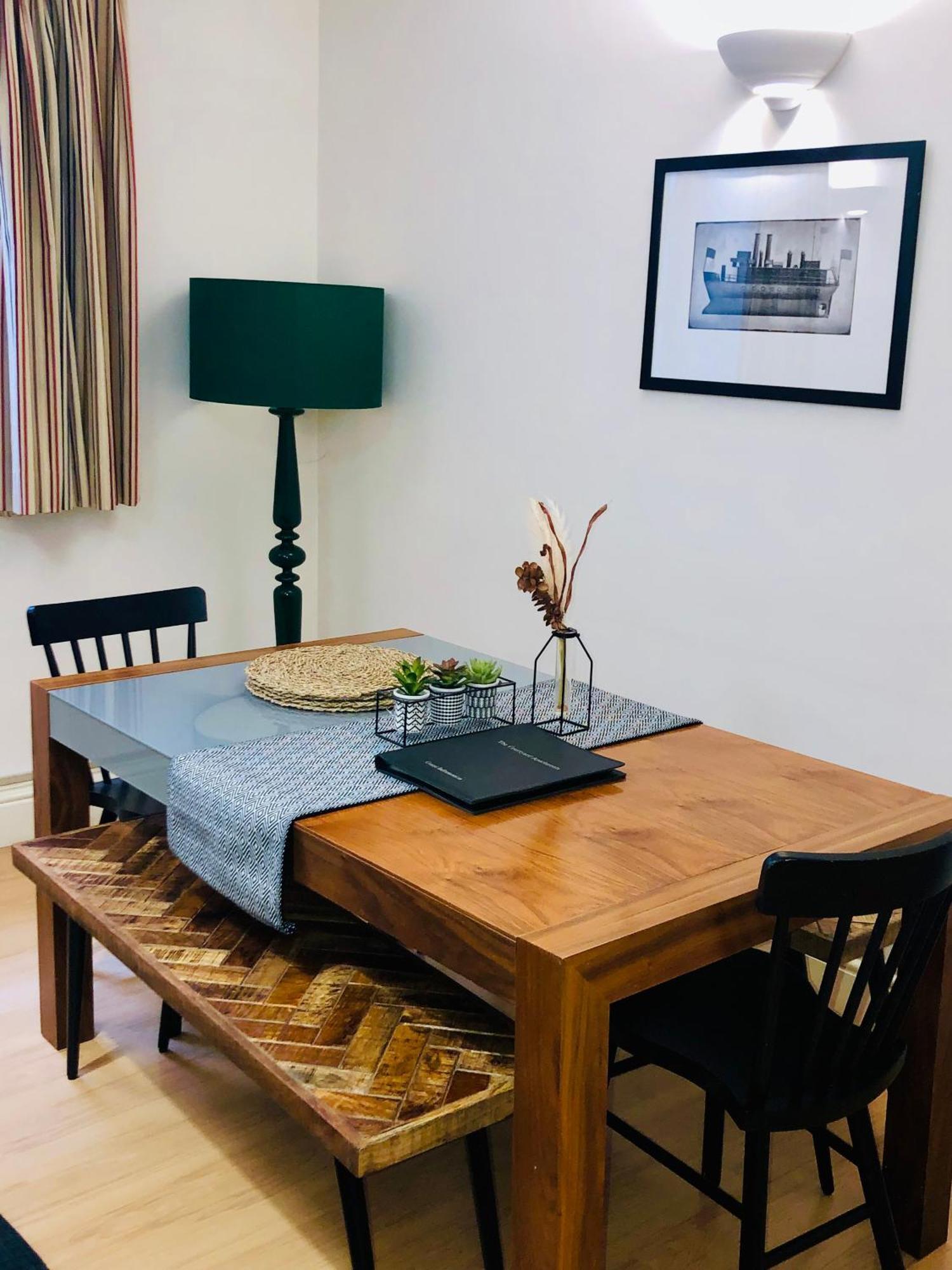Contemporary Large Apartment In An Ideal Location 바스 외부 사진