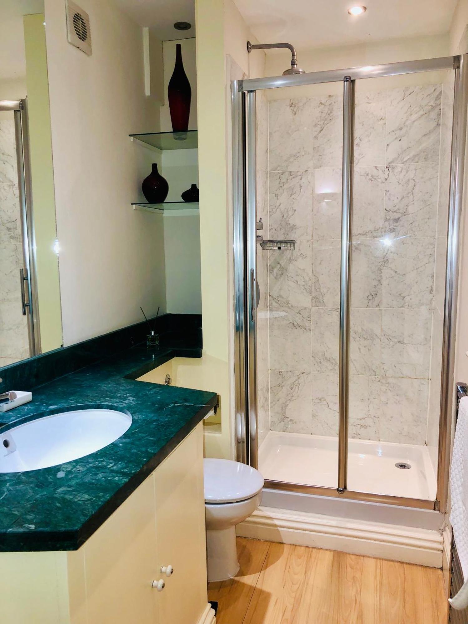 Contemporary Large Apartment In An Ideal Location 바스 외부 사진