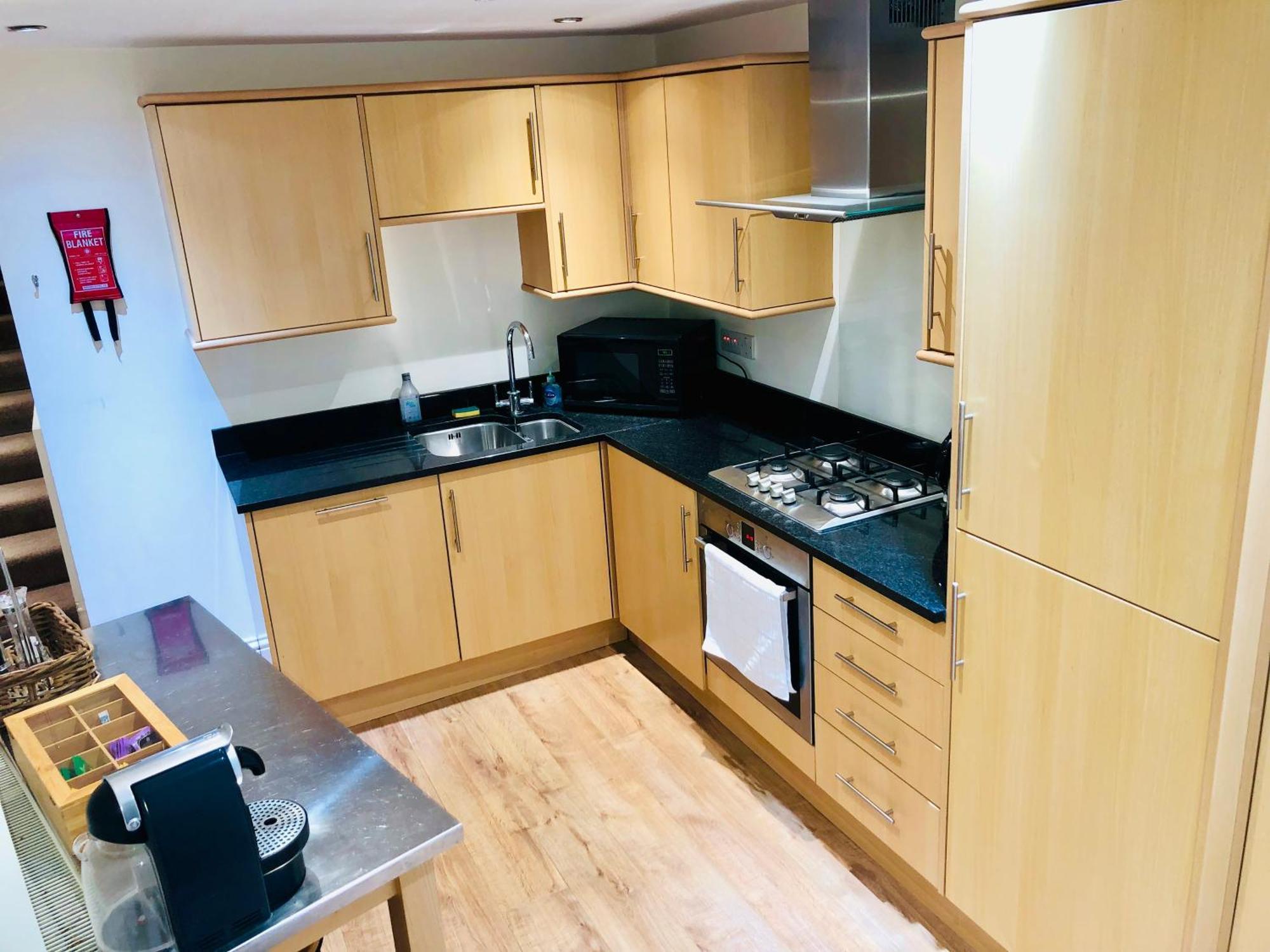 Contemporary Large Apartment In An Ideal Location 바스 외부 사진